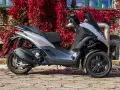 Srebrny Piaggio MP3 300 z trzema kołami, idealny do miasta. Sprawdź piaggio mp3 300 dane techniczne.