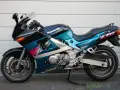 Kawasaki ZZR 600 w turkusowo-czarnej kolorystyce z grafiką, gotowy do jazdy.
