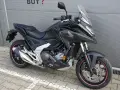 Czarny motocykl Honda NC750X, idealny do miasta i na trasy. Sprawdź atrakcyjną honda nc750x cena!