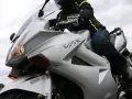 Jazda na srebrnym motocyklu Honda VFR 800. Choć piękny, ma swoje wady, jak np. ciężar.