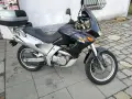 Czarny motocykl Aprilia Pegaso 650 z kufrem na bagaż, gotowy na przygodę.