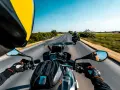 Przełęcz Salmopolska widziana z perspektywy motocyklisty. Droga wijąca się pośród zielonych pól, błękitne niebo i inny motocykl przed nami.
