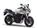 Srebrny motocykl Yamaha Fazer 600. Sprawdź yamaha fazer 600 dane techniczne, aby poznać jego możliwości.