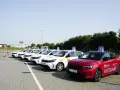 Rząd białych i czerwony samochódów szkoleniowych z literą "L" na dachu. Zastanawiasz się, ile kosztuje prawo jazdy AM?