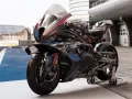Czarny motocykl BMW M 1000 RR na torze wyścigowym, gotowy do pobicia rekordów. To najszybszy motor na świecie.