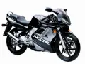 Czarny motocykl Honda NSR 125 z napisem "Super Sprint" na siedzeniu. Ten sportowy model, osiągający prędkość maksymalną V-max, zachwyca dynamicznym designem.