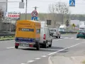 Samochód z przyczepą Statoil jedzie drogą. Znak ograniczenia prędkości 70 km/h sugeruje, ile można jechać na autostradzie w tym miejscu.