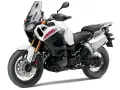 Biały motocykl Yamaha Super Tenere 1200, gotowy na przygodę. Dane techniczne tego potwora sprawiają, że jest idealny na długie trasy.