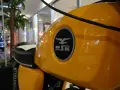 Żółty bak motocykla WSK z charakterystycznym logo. Czy jego prędkość maksymalna to 125 km/h?