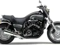 Czarny motocykl Yamaha V-Max z potężnym silnikiem V4, chromowanymi elementami i sportowym wyglądem.