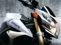 Biały Suzuki GSR 750 z niebieskim napisem GSR. Choć piękny, warto znać jego wady przed zakupem.