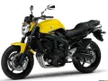 Jasnożółty motocykl Yamaha FZ6 z czarnym siedzeniem i detalami. Idealny do miejskiej dżungli.