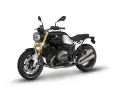 Czarny motocykl BMW R nine T z chromowanymi elementami i dwoma wydechami, gotowy na przygodę.