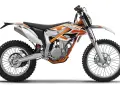 Pomarańczowo-biały motocykl KTM Freeride 350 z terenowymi oponami, gotowy na przygodę.