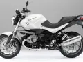 Biały motocykl BMW R1200R z czarnym siedzeniem i detalami, prezentujący moc i styl.