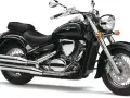 Czarny motocykl Suzuki Intruder 800, klasyczny cruiser. Wady i zalety tego modelu to m.in. jego styl i komfort jazdy.