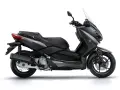 Ciemnoszary skuter Yamaha X-MAX 125, gotowy do osiągnięcia swojej prędkości maksymalnej.