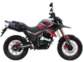 Czarny motocykl z czerwonymi akcentami, gotowy na przygody. To nie są zwykłe amerykańskie motocykle, to maszyna do pokonywania terenu.