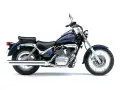 Suzuki Intruder 1500 wady: ciemnoniebieski motocykl cruiser z chromowanymi elementami, dwuosobowym siedzeniem i wydechem.