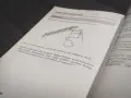 Ilustracja pokazuje, jak smarować łańcuch. Użyj oleju SAE 80 lub 90, unikaj smarów z rozpuszczalnikami, by nie uszkodzić O-ringów.