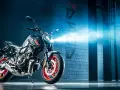Yamaha MT-07 z zapalonymi światłami, gotowa do jazdy. Sprawdź yamaha mt 07 dane techniczne i poczuj moc!