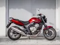 Czerwony motorower Honda Hornet, idealny do miasta. Zastanawiasz się, ile kosztuje motorower tej klasy?