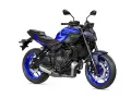 Niebieski motocykl Yamaha MT-07, z mocnym silnikiem, gotowy do jazdy, jak jego większy brat V-Max.