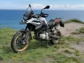 BMW 850 GS na klifie nad morzem, gotowy na przygodę.