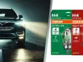 Ciemny samochód z włączonymi światłami drogowymi na mokrej drodze. Obok opakowania żarówek OSRAM H4: Ultra Life, Night Breaker, Cool Blue Intense.