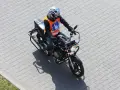 Motocyklista w kamizelce z literą "L" (kategoria A2) na placu manewrowym.