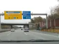 Autostrada A5. Znaki kierują do Würzburga, Frankfurtu, Hanoweru i Darmstadt. Na drodze ruch samochodowy.