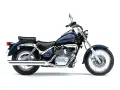 Stylowy, ciemnoniebieski motocykl Suzuki Intruder z chromowanymi elementami, gotowy na przygodę.
