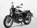 Klasyczny motocykl BSA, jeden z legendarnych angielskich motocykli, z chromowanymi elementami i czarno-srebrnym malowaniem.