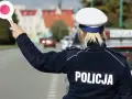 Policjantka z tarczą zatrzymuje ruch. Kierowca, który już raz dostał mandat, musi uważać, by nie popełnić kolejnego wykroczenia.