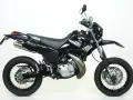 Czarny motocykl Yamaha DT 125 z naklejkami DTX i wydechem Arrow. Idealny do miasta i terenu, sprawdź yamaha dt 125 dane techniczne.