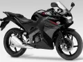 Czarny motocykl sportowy Honda CBR 125R. Pamiętaj o regularnych przeglądach, co ile przegląd motocykla 125?