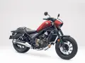 Czerwony motocykl Honda Rebel 125. Dane techniczne tego stylowego cruisera z pewnością zachwycą każdego fana dwóch kółek.
