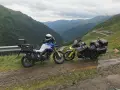Dwa motocykle na górskiej drodze w Rumunii. Podróż motocyklem po Rumunii, koszty paliwa i noclegów.