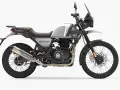Srebrny Royal Enfield Himalayan gotowy na przygodę. Solidna konstrukcja, wygodne siodło i terenowe opony.
