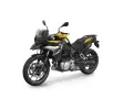 Czarny motocykl BMW f750gs z żółtymi akcentami, gotowy na przygodę.