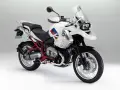Biały motocykl BMW R1200GS z czerwonym stelażem. Czy to model olejowy, czy wodny?
