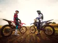 Dwóch motocyklistów w pełnym rynsztunku na tle zachodzącego słońca. Czy na crossa trzeba mieć prawo jazdy? To pytanie zadaje sobie wielu pasjonatów.