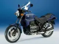 Granatowy motocykl BMW K75 z owiewką i widocznym silnikiem. Szczegółowe dane techniczne BMW K75 dostępne w sieci.