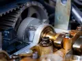 Widok mechanizmu rozrządu silnika. Uszkodzony napinacz łańcucha rozrządu może objawiać się stukaniem i nierówną pracą silnika.