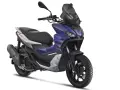 Fioletowy skuter Aprilia SR GT 125, jeden z najszybszych 125 na rynku, z czarną szybą i siedzeniem.