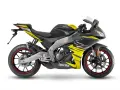 Sportowy motocykl Aprilia RS 125 w czarno-żółtej kolorystyce, gotowy do osiągnięcia swojej maksymalnej prędkości.