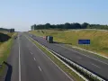 Autostradą A1 w kierunku Gdańska, z widocznym znakiem informującym o odległości do Pruszczu Gdańskiego i Gdańska.