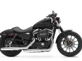 Czarny motocykl Harley-Davidson Sportster. Ten model to świetny wybór, jeśli zastanawiasz się, jaki chopper jest najmniej awaryjny.