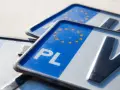 Zbliżenie na polskie tablice indywidualne motocykl z symbolem UE.