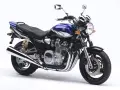 Stylowy motocykl Yamaha XJR w kolorze niebiesko-czarnym, z chromowanymi elementami i potężnym silnikiem.